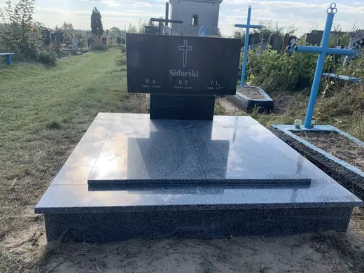 Подвійний памʼятник, чорно-сірий